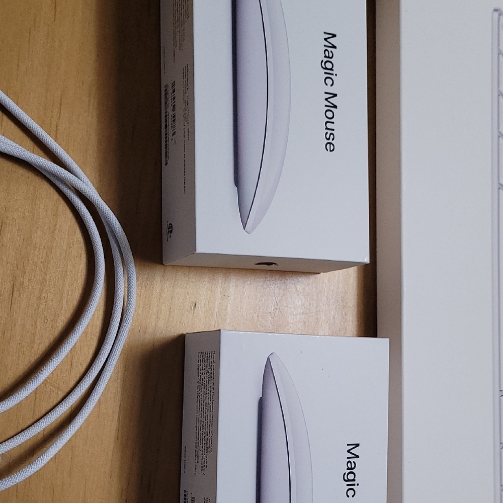 Apple Magic Mouse and Keyboard Bundle in White - Picture 4 of 4